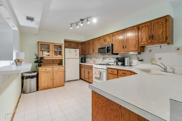 7962 Garfield AVE #110, Burr Ridge, IL 60527