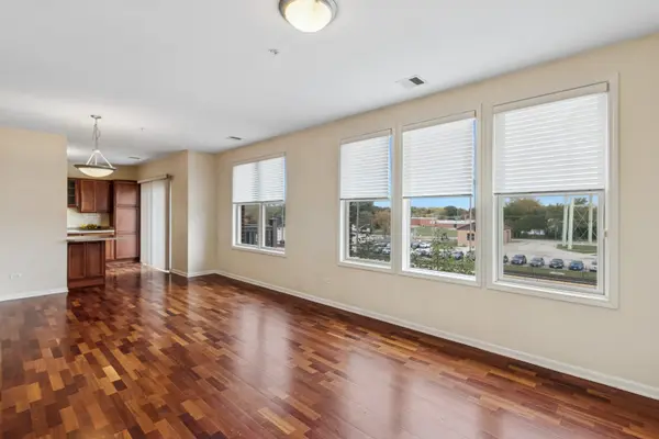 271 E Railroad AVE #302, Bartlett, IL 60103
