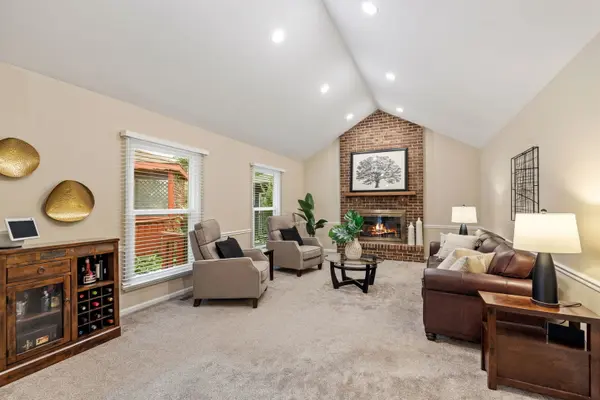 5820 Raintree LN, Westmont, IL 60559