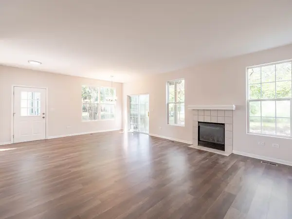 1981 Golden Gate LN, Naperville, IL 60563