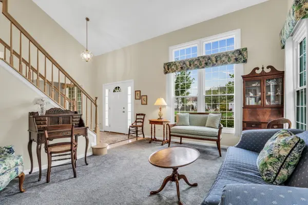 399 Banbury LN, Grayslake, IL 60030