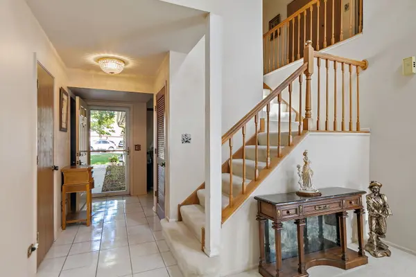 133 White Branch S CT #133, Schaumburg, IL 60194