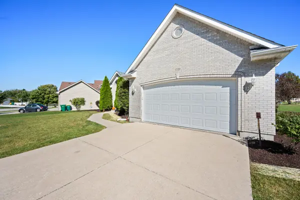 1229 Bristol DR W, Sycamore, IL 60178