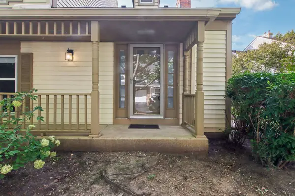 1329 Queensgreen CIR, Naperville, IL 60563