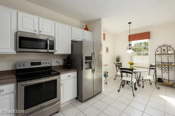 545 Woodhill DR, Carol Stream, IL 60188