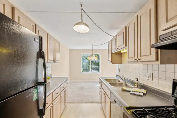 5S040 Pebblewood LN #406E, Naperville, IL 60563