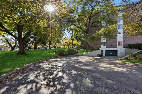 5S040 Pebblewood LN #406E, Naperville, IL 60563