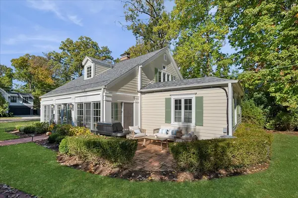 901 E Glenwood RD, Glenview, IL 60025