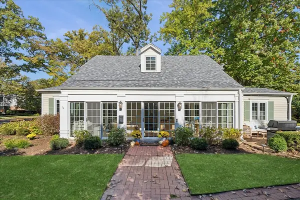 901 E Glenwood RD, Glenview, IL 60025