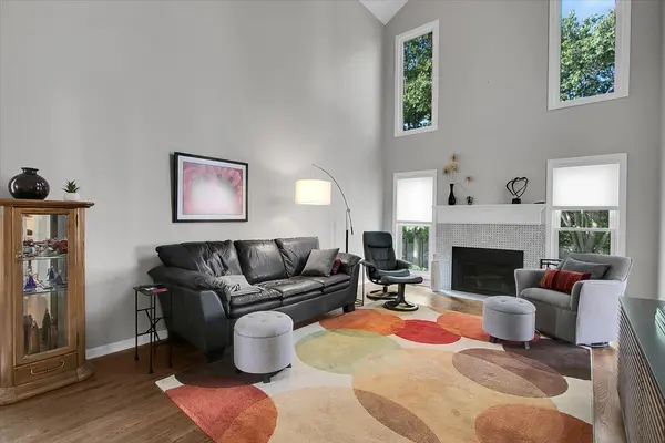 959 N Brainard ST, Naperville, IL 60563