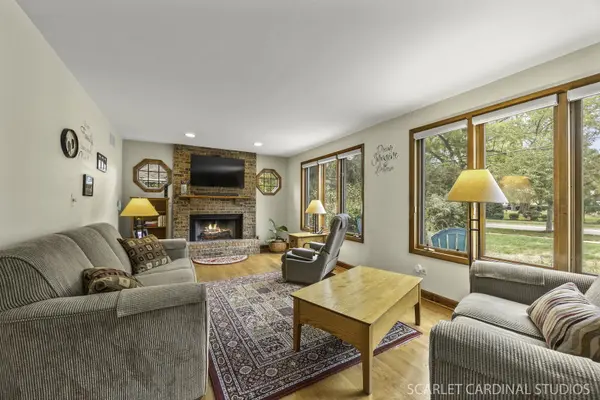 28W569 Warrenville RD, Warrenville, IL 60555