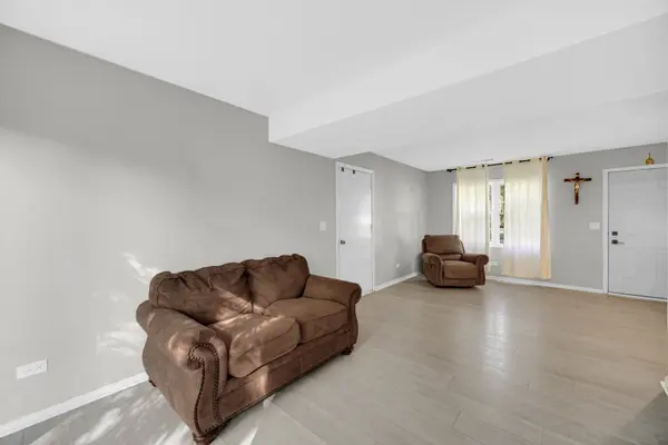 589 Arthur DR, Cary, IL 60013
