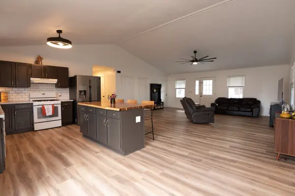 155 E Clay ST, El Paso, IL 61738