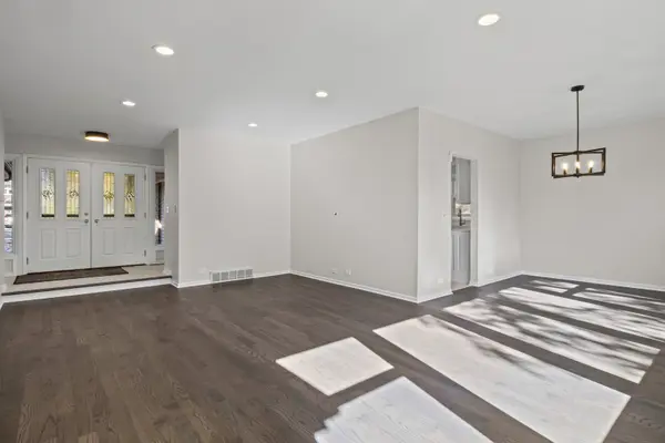 715 E Valley LN, Arlington Heights, IL 60004