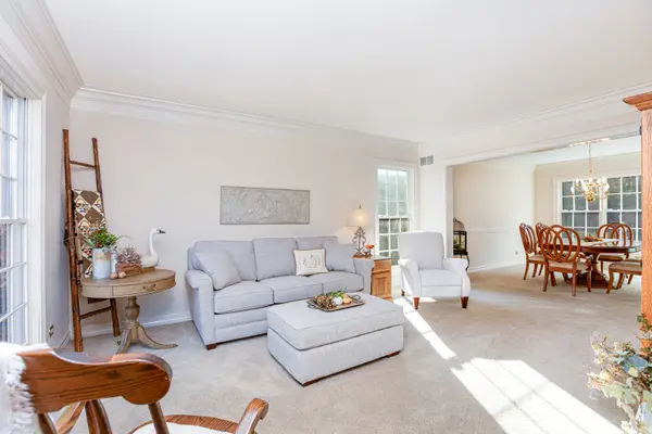 840 Hampton CRSE, West Chicago, IL 60185