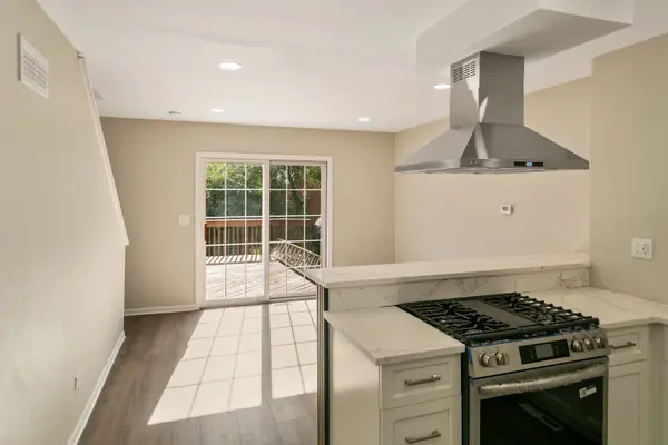 27W031 Cooley AVE, Winfield, IL 60190