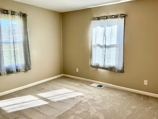 548 E Middle ST, South Elgin, IL 60177