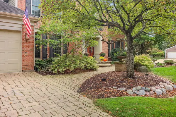 2042 Wexford CIR, Wheaton, IL 60189