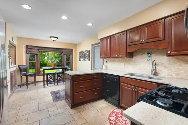 1035 Williamsburg DR, Naperville, IL 60540