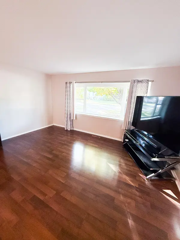 1013 Nottingham LN, Crystal Lake, IL 60014