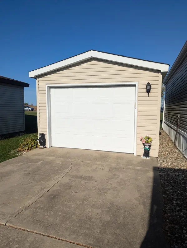 58 Swan LN, Beecher, IL 60401