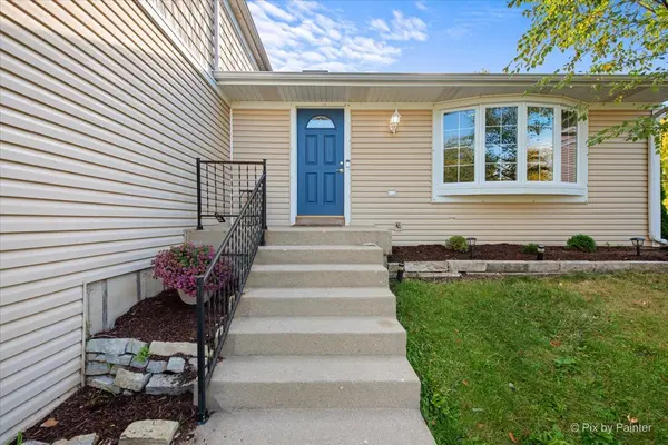 105 Canton LN, Streamwood, IL 60107