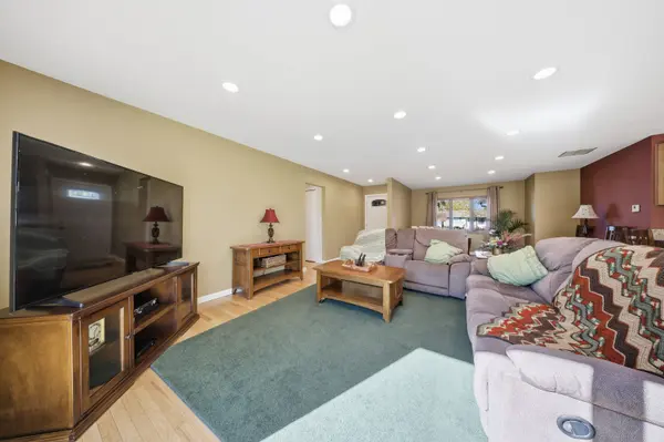 101 Clearmont DR, Elk Grove Village, IL 60007