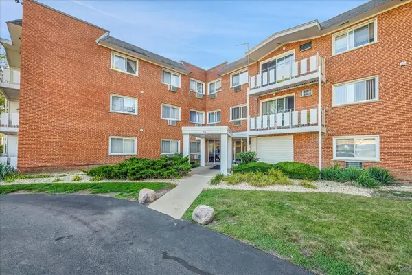 25 E Palatine RD #303, Arlington Heights, IL 60004