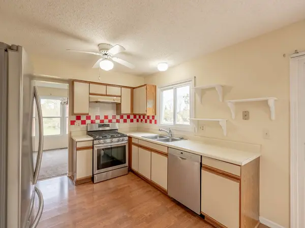 4 Candlewood CT, Cary, IL 60013