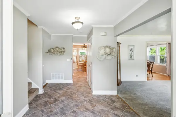1022 Tennessee LN, Elk Grove Village, IL 60007