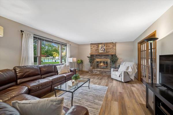 718 Fairview LN, Bartlett, IL 60103