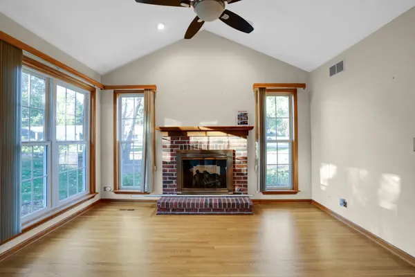 740 Clover Hill CT, Elk Grove Village, IL 60007