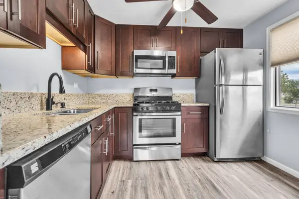 225 BARCLIFFE LN #225, Schaumburg, IL 60194