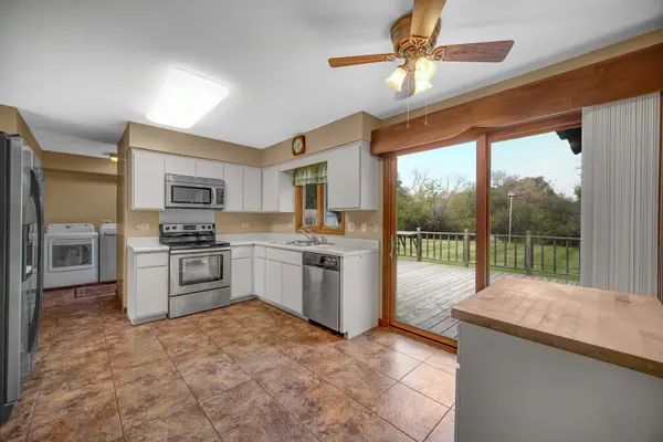 15860 W Thornapple LN, Gurnee, IL 60031