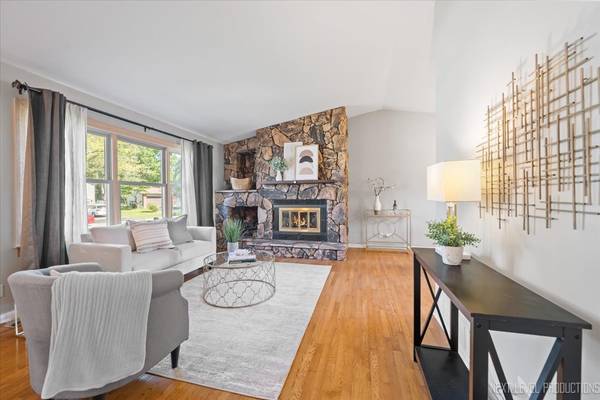 3011 Scenicwood LN, Woodridge, IL 60517