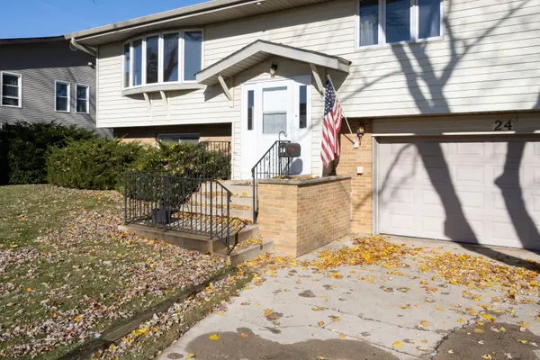 24 Sunset DR, Cary, IL 60013
