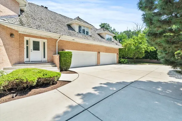 911 Red Fox LN, Oak Brook, IL 60523