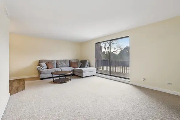 898 Wellington AVE #202, Elk Grove Village, IL 60007