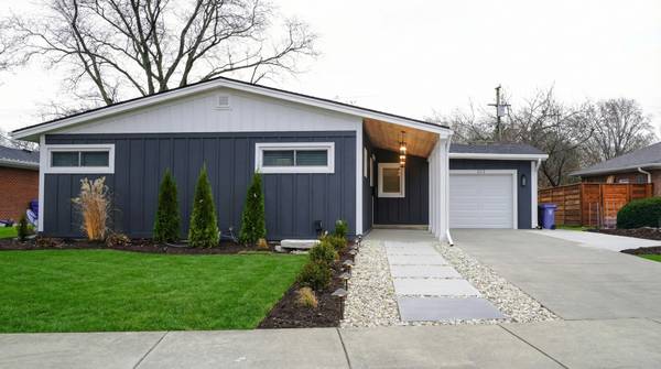 103 E Berkshire LN, Mount Prospect, IL 60056