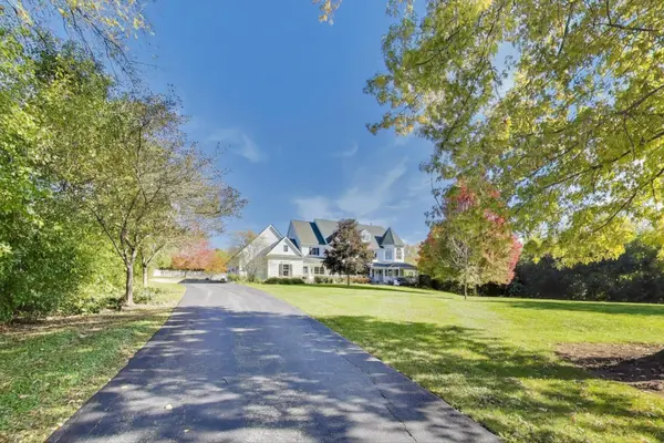 35 Dundee LN, Barrington Hills, IL 60010