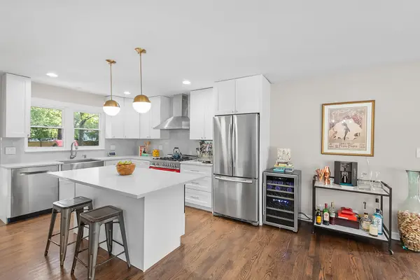 6221 Linden LN, La Grange Highlands, IL 60525