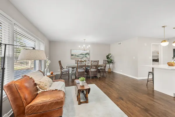 6221 Linden LN, La Grange Highlands, IL 60525