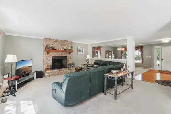 305 BUCKINGHAM DR, Algonquin, IL 60102