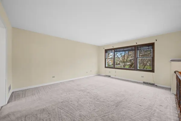 370 W Walnut ST, Roselle, IL 60172