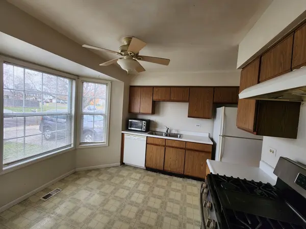 1429 Oxford ST, Carol Stream, IL 60188