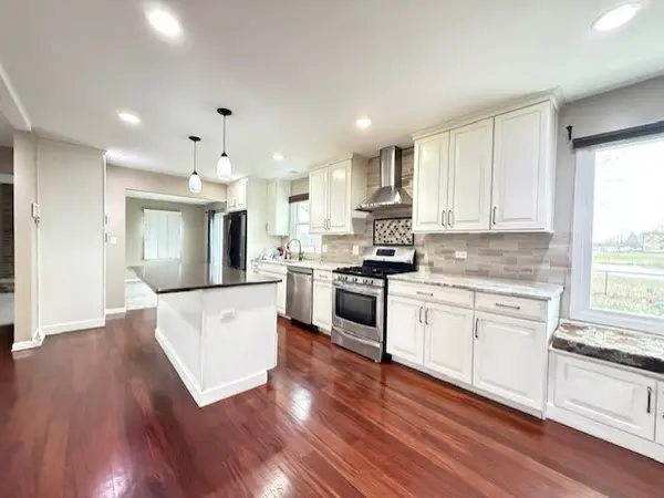 969 Dearborn CIR, Carol Stream, IL 60188