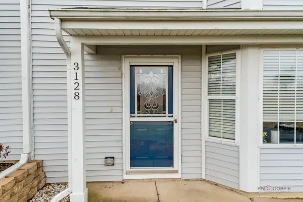 3128 Lynette LN, Island Lake, IL 60042