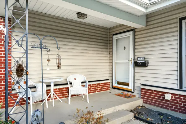 568 Cedar LN, Elk Grove Village, IL 60007