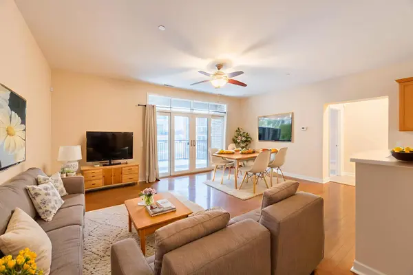 151 W Wing ST #301, Arlington Heights, IL 60005