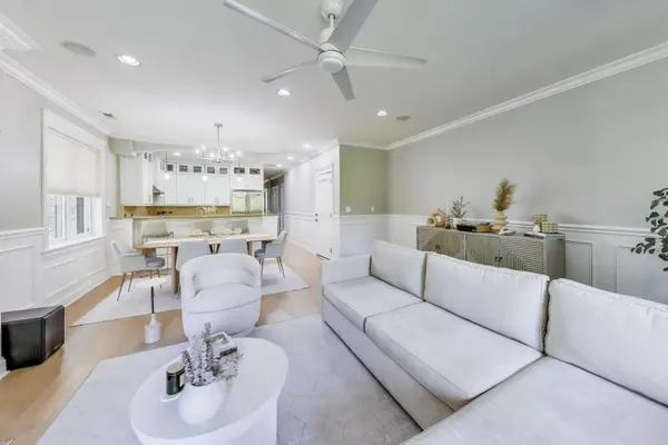 735 W Brompton AVE #2E, Chicago, IL 60657